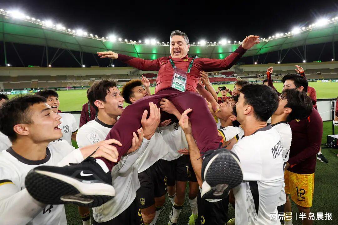 发现半岛体育-U23国足更衣室狂欢庆祝，主帅安东尼奥：先享受今天再考虑日本